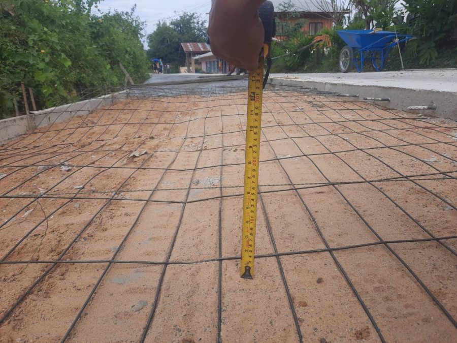 ดำเนินงานโครงการก่อสร้างถนคอนกรีตเสริมเหล็ก  บ้านกุดชุม หมู่1เส้นทางสี่แยกวัด- ดอนปู่ตา