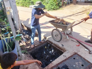 ลอกคลองระบายน้ำ เนื่องจากดินและขยะอุดตัน บริเวณบ้านทางสาย หมู่ที่ 5
