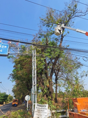 กองช่างร่วมกับการไฟฟ้าวารินชำราบเข้าดำเนินการตัดต้นไม้ใหญ่ที่ปากทางบ้านขัวไม้แก่นตามหนังสือร้องเรียนของประชาชน